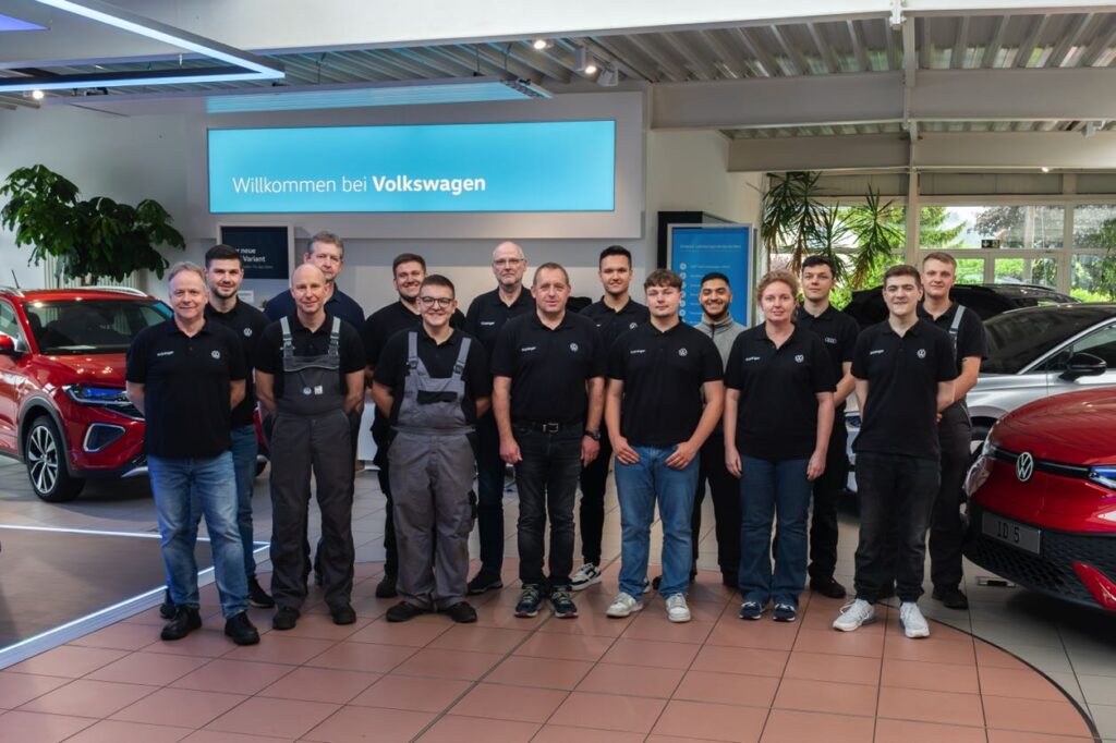 Mitarbeiterinnen und Mitarbeiter des Autohaus Kröninger bei der Arbeit