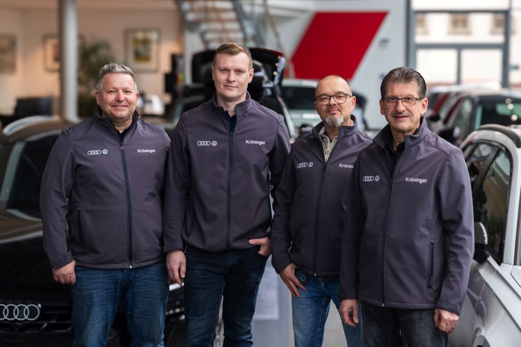 Mitarbeiterinnen und Mitarbeiter des Autohaus Kröninger bei der Arbeit