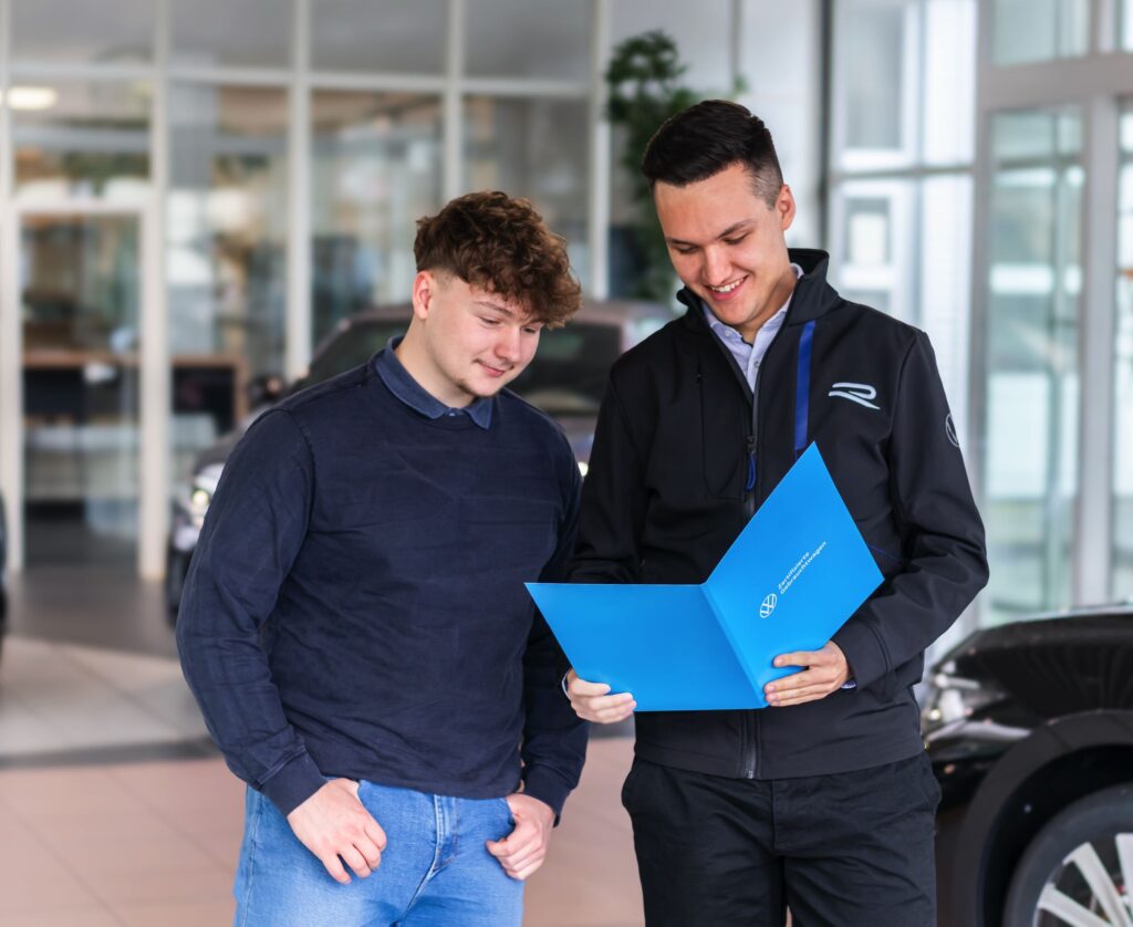 Mitarbeiterinnen und Mitarbeiter des Autohaus Kröninger bei der Arbeit
